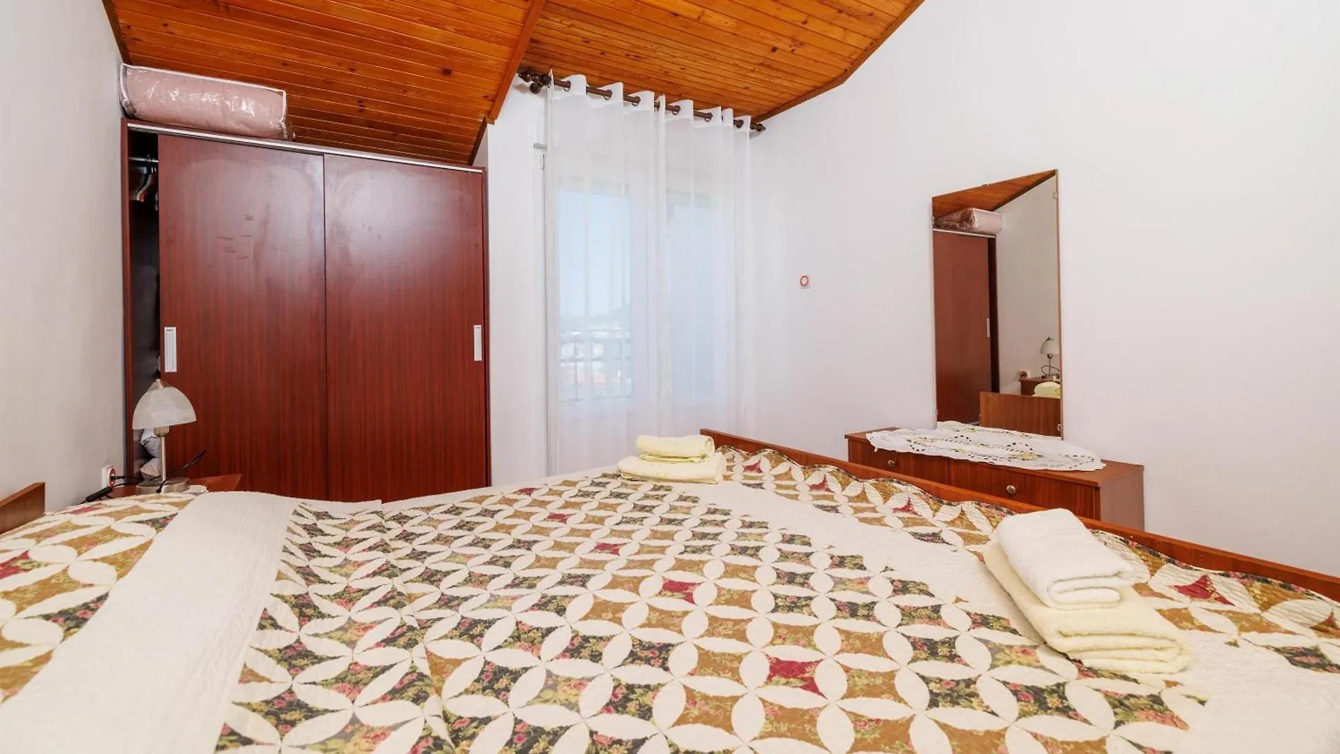 Apartments Nikolina J Supetarska Draga Croatia